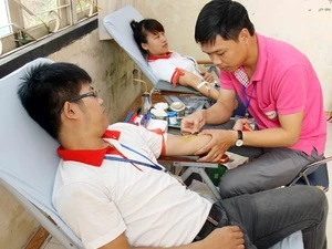 世界献血者日：献出一滴血留住一条命